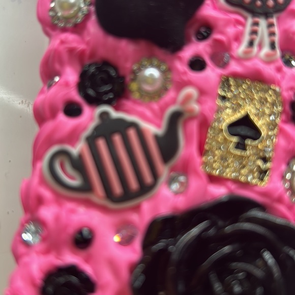 iPhone 14 plus Alice in wonderland - Picture 7 of 8